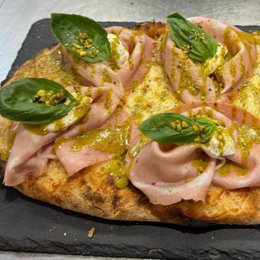 Pizza in pala con mortadella, burrata, pesto di pistacchio e basilico