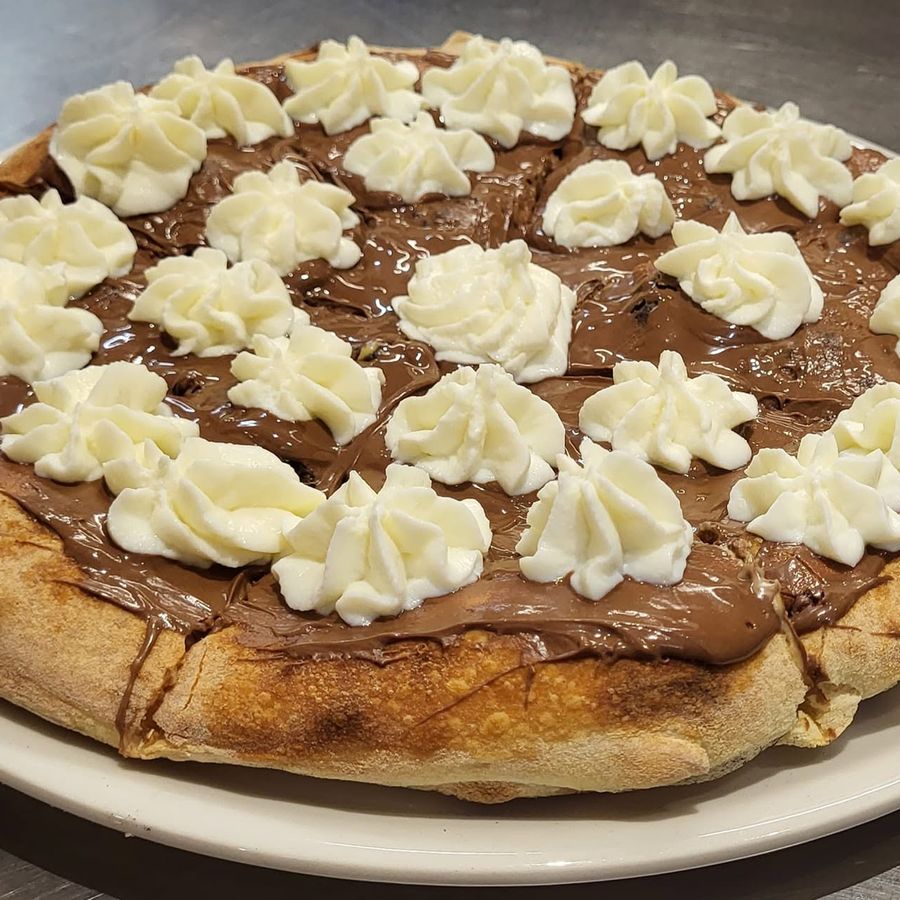 Pizza dolce con Nutella e ciuffi di ricotta
