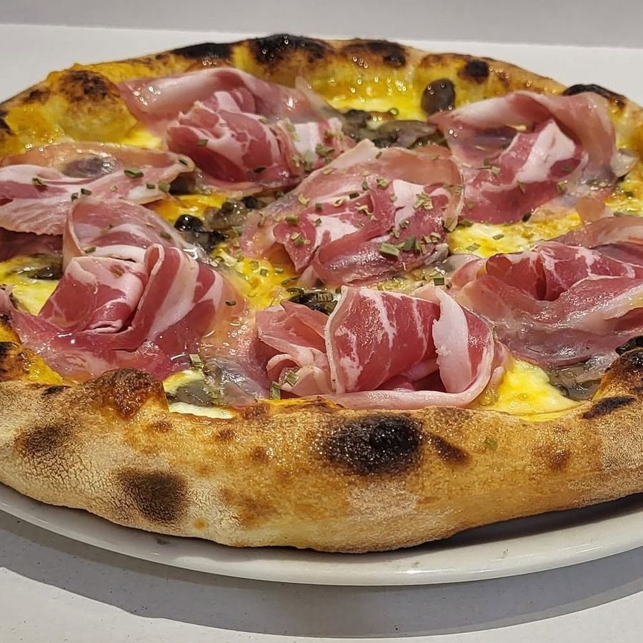 Pizza con crema di zucca, pancetta coppata e funghi trifolati
