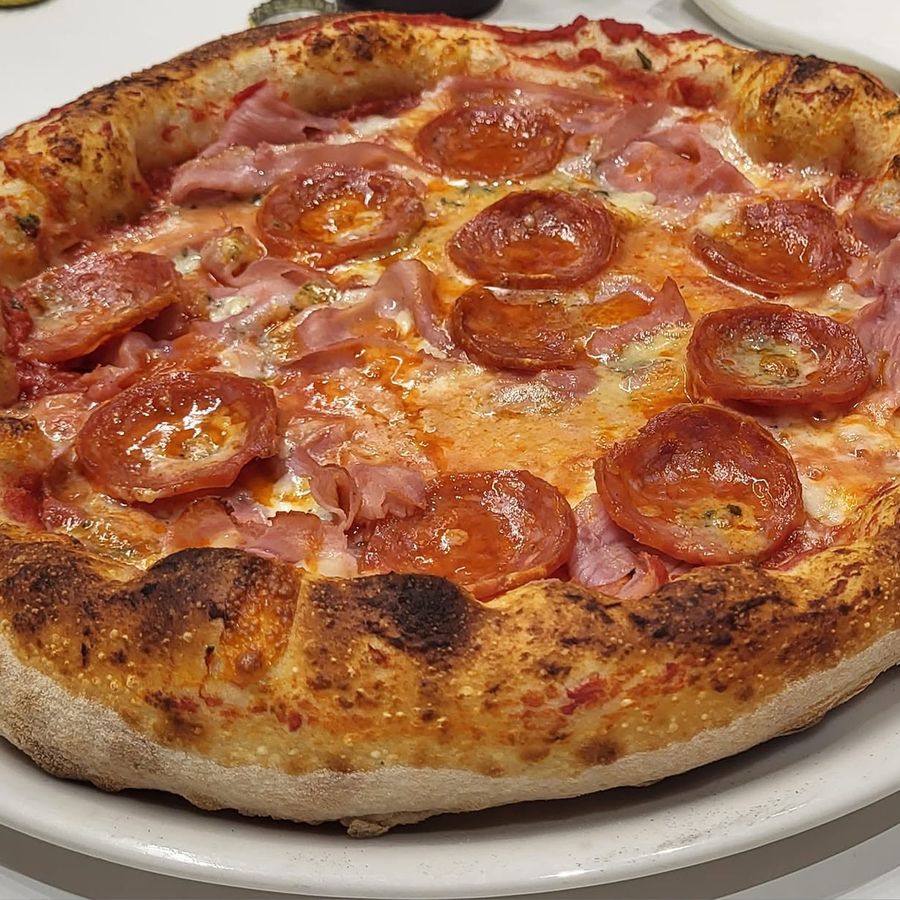 Pizza Piccante con salamino piccante e prosciutto