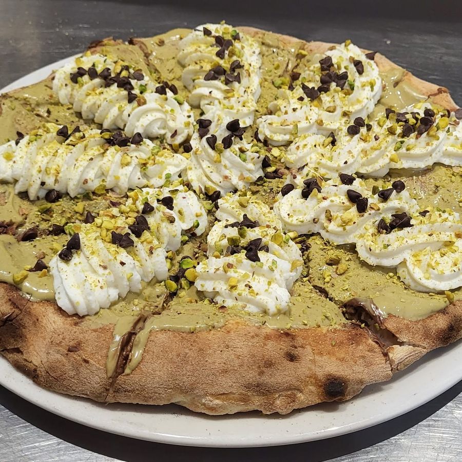 Pizza dolce Pistacchiosa con crema di pistacchio, ciuffi di ricotta e cioccolato