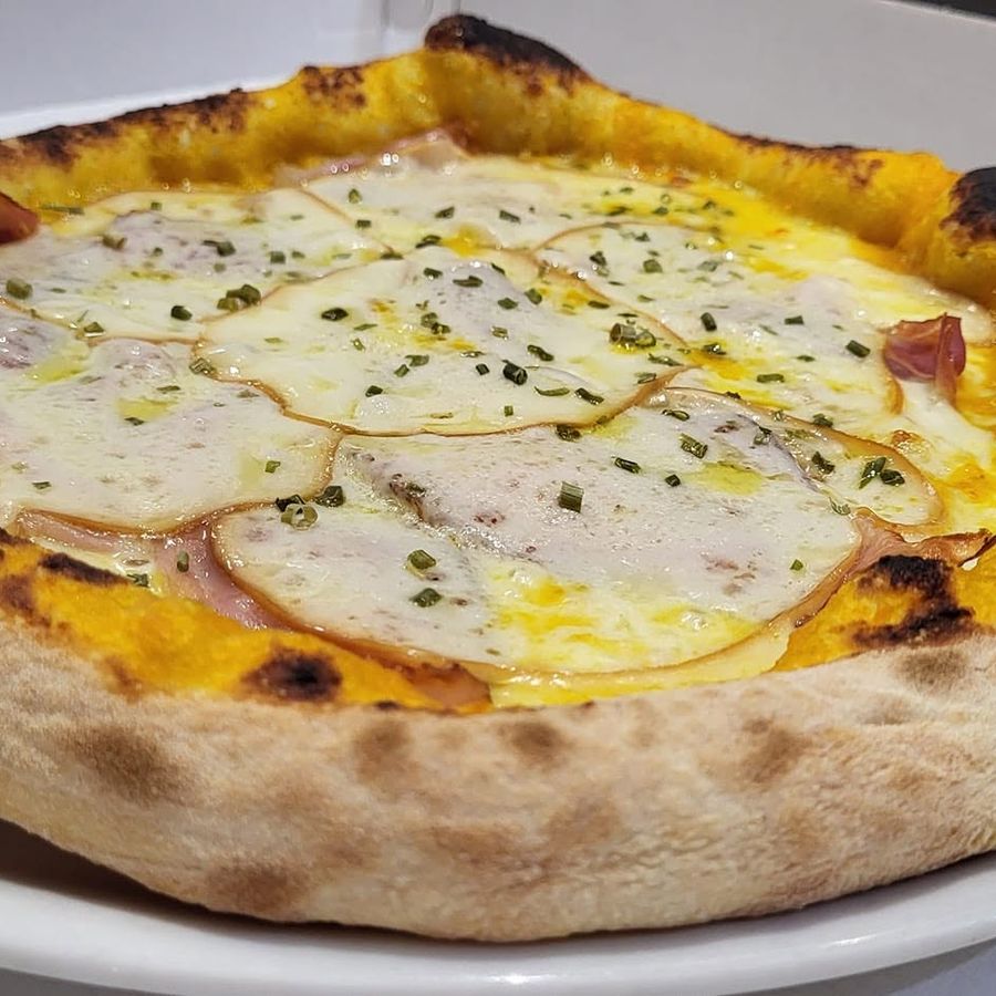 Pizza bianca con crema di zucca, provola affumicata ed erba cipollina