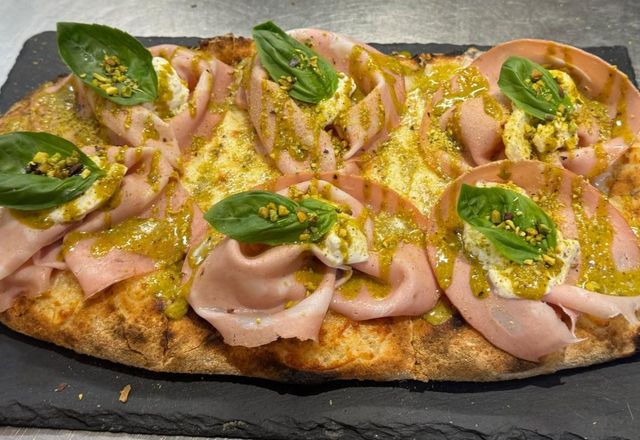 La Burrata in pala con mortadella e pesto di pistacchio