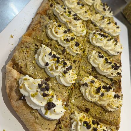 La Pistacchiosa in pala, con ciuffi di ricotta dolce e gocce di cioccolato