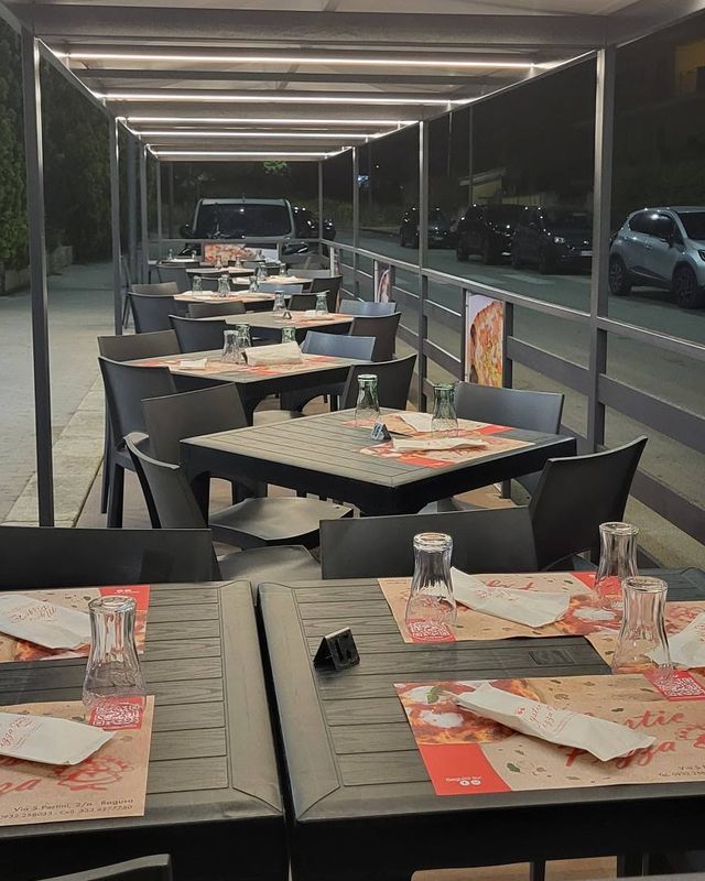 La veranda la sera, con le luci accese sotto la copertura
